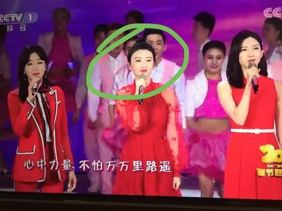 这篇春晚穿搭主要是来回(应)馈(付)社(老)会(板)的!