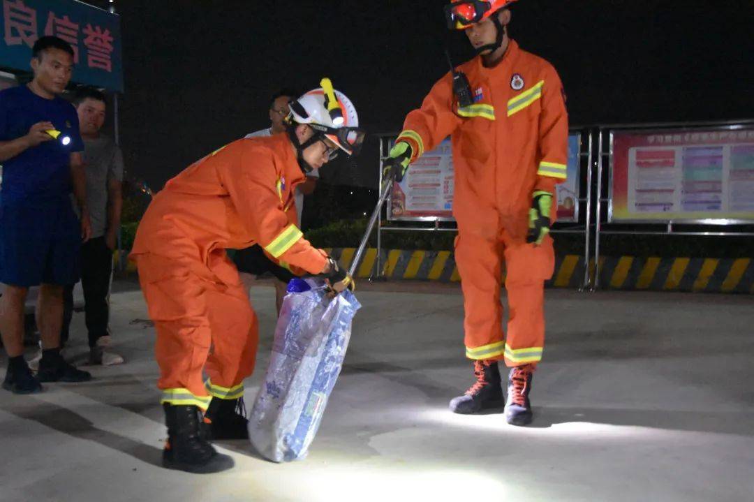 安徽工地发现一条剧毒眼镜蛇,野外银环蛇咬伤事件