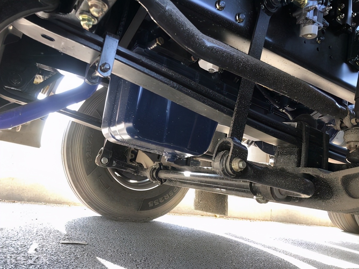 北奔重卡牵引车自重多少斤,北奔v3重载版前四后八自卸车