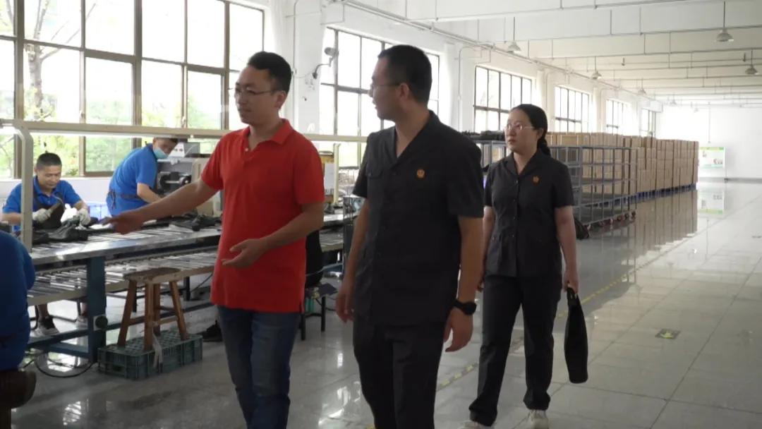 阿迪达斯商标侵权案例,adidas争议广告图片