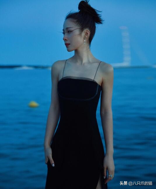 江一燕穿红色抹胸丝绸长裙,江一燕高跟鞋出席红毯