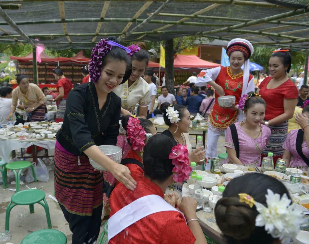 西双版纳泼水节是怎样的来历,西双版纳泼水节的由来和传说