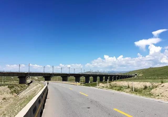 在公路旁随手一拍都是美景,中国有一条公路每一公里都是美景