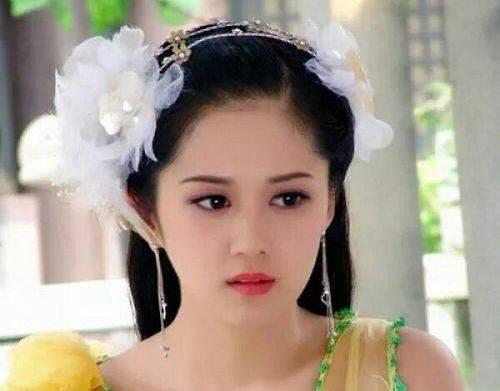 她是中国知名的韩国演员,从小被母亲诅咒“去死”,还被骗拍裸照