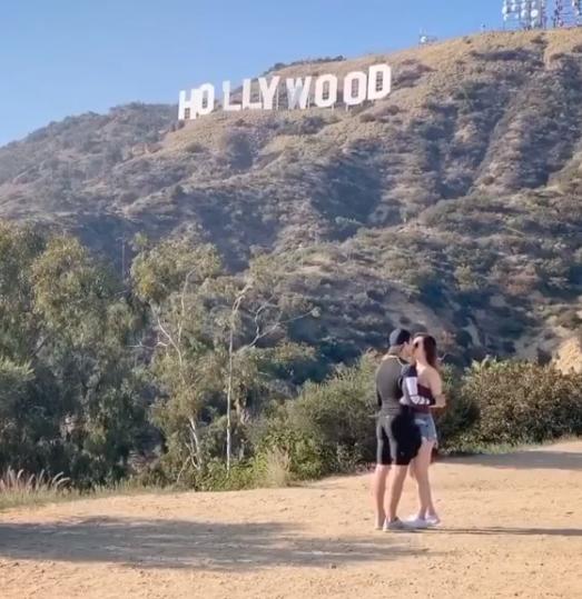 又有男星求婚成功！在好莱坞单膝下跪似电影，热情拥吻超甜蜜