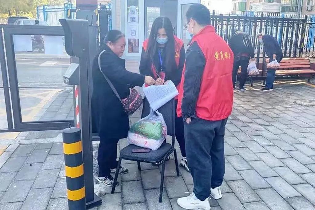 疫情防控暖心执勤,坚守疫情防控点节日慰问暖人心