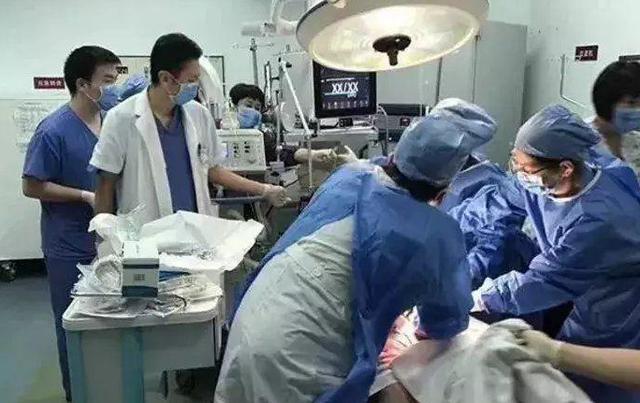 18分钟完成生娃，宝妈炫耀自己体质好，医生泼冷水：想来很后怕