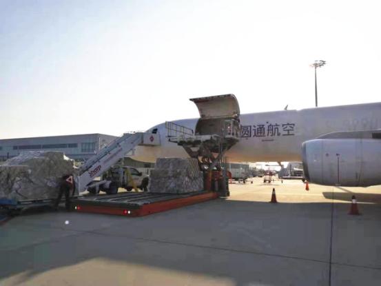 一天九架包机支援吉林视频,一架飞机从海外运输防疫物资