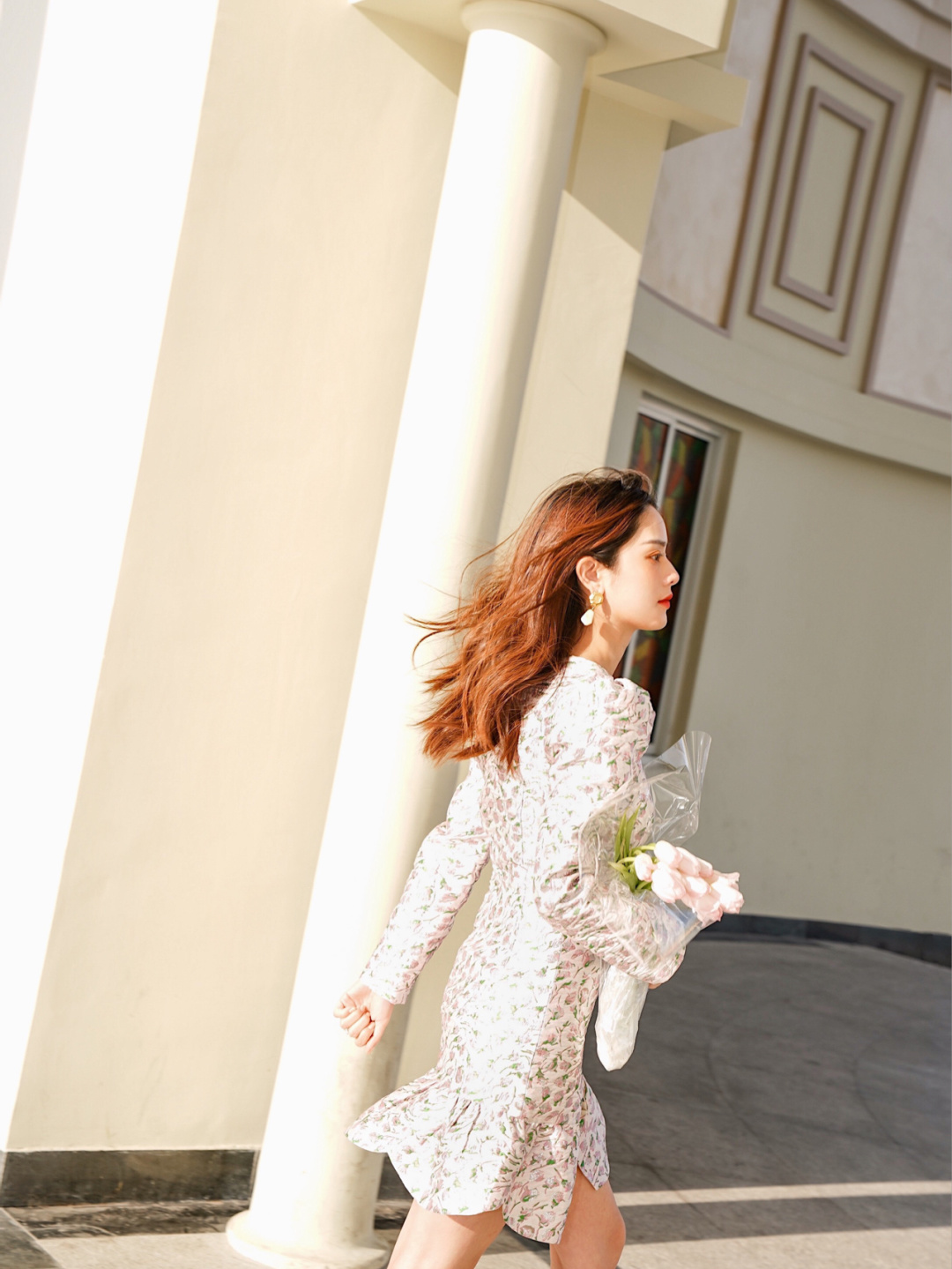 碎花连衣裙怎么拍出高级感,小碎花连衣裙配什么花拍照