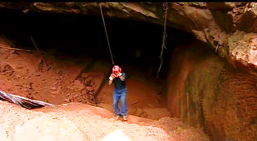 小水塘下藏着巨大山洞,水塘抽干水后专家竟然发现宫殿