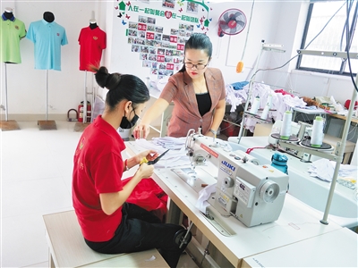 “打工小妹”身残志坚自主创业，为残疾人编织就业梦奋斗，让眼泪绽放成花