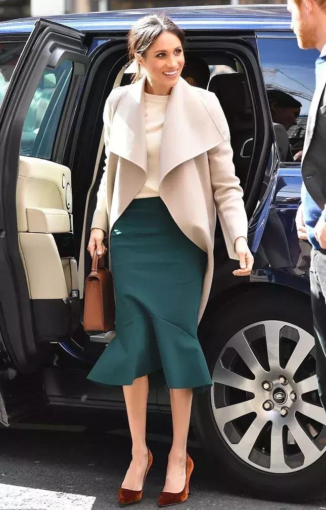 裙摆大衣怎么穿好看,大衣里面的裙子怎么穿