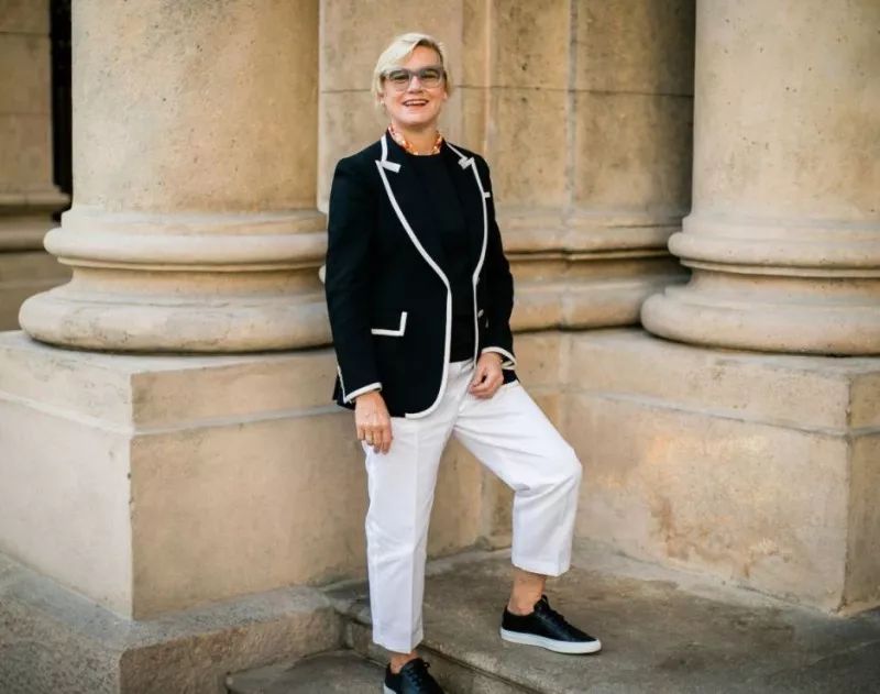 星巴克首席执行官哪里人,星巴克的设计是谁设计的