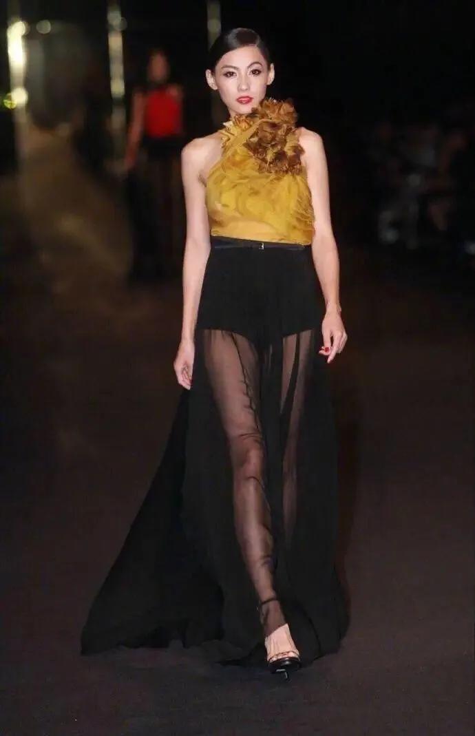 张柏芝大胆挑战“露胃装”，这造型一般人hold不住