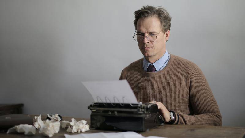 我潜入网文圈当了三天写手，被编辑开除了