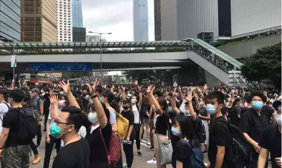 曾经在乌克兰上演的这一幕，休想在香港得逞！