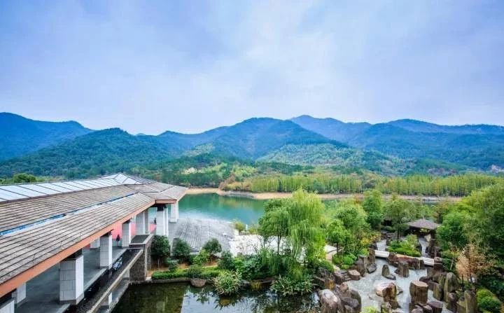 冷冷冬日泡着暖暖的温泉,阴冷潮湿的天气里泡个温泉