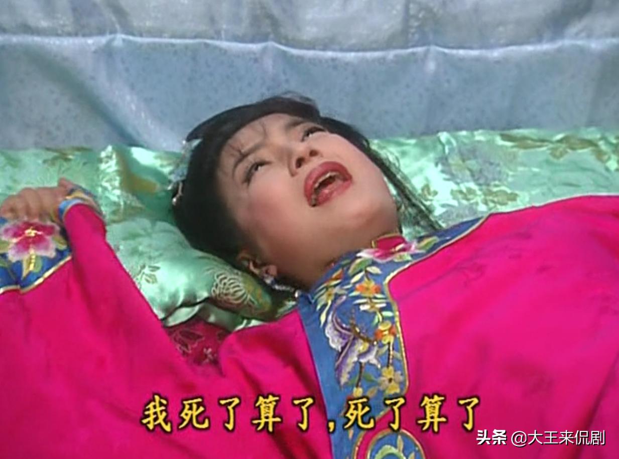 紫薇眼睛瞎了皇上派福伦找到紫薇,紫薇替皇上挡刀知府来救驾