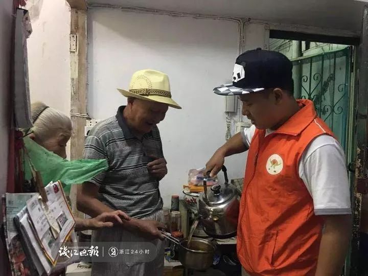 “能帮忙剪下指甲吗？我付点钱”84岁老人的求助，看哭了