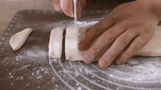 早餐油条怎么做酥脆松软完整教程,酥脆可口的油条是怎么做出来的