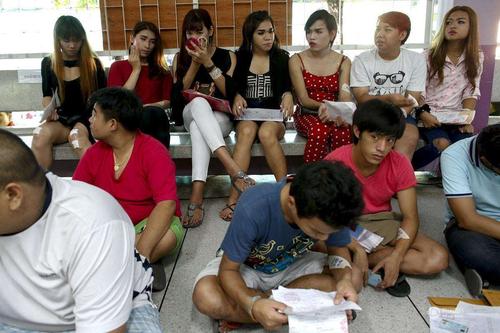 泰国抽签征兵现场美女,泰国征兵现场女生