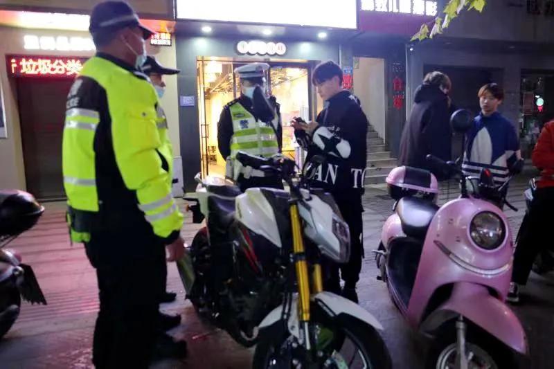 查获鬼火摩托车,鬼火摩托车深夜炸街特警