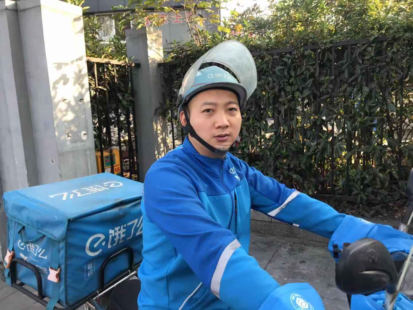 男子欠下网贷轻生，多亏了外卖小哥的细心相救