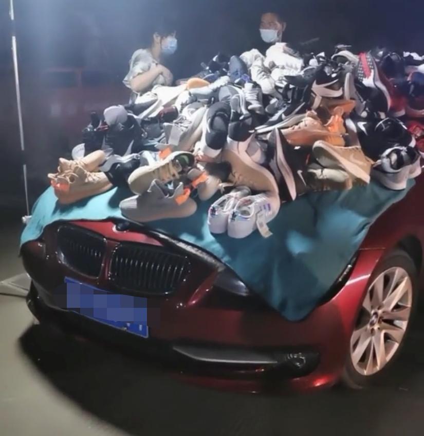 假鞋贩子隔空给黑人兄弟送补给,全球开启“地摊经济”模式