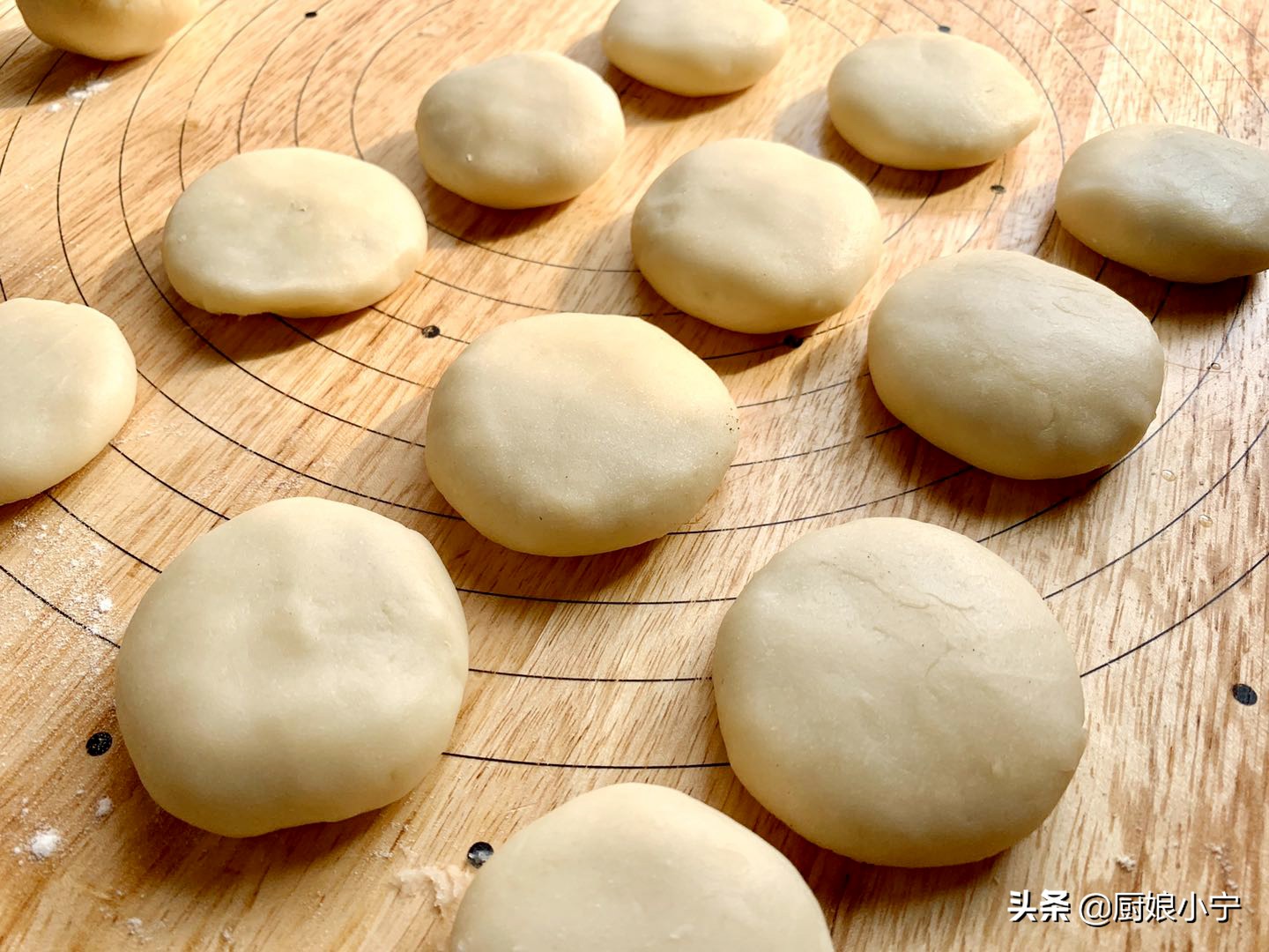 油炸糕怎么做才会蓬松酥脆视频,大黄米面油炸糕怎样做酥脆鼓大泡