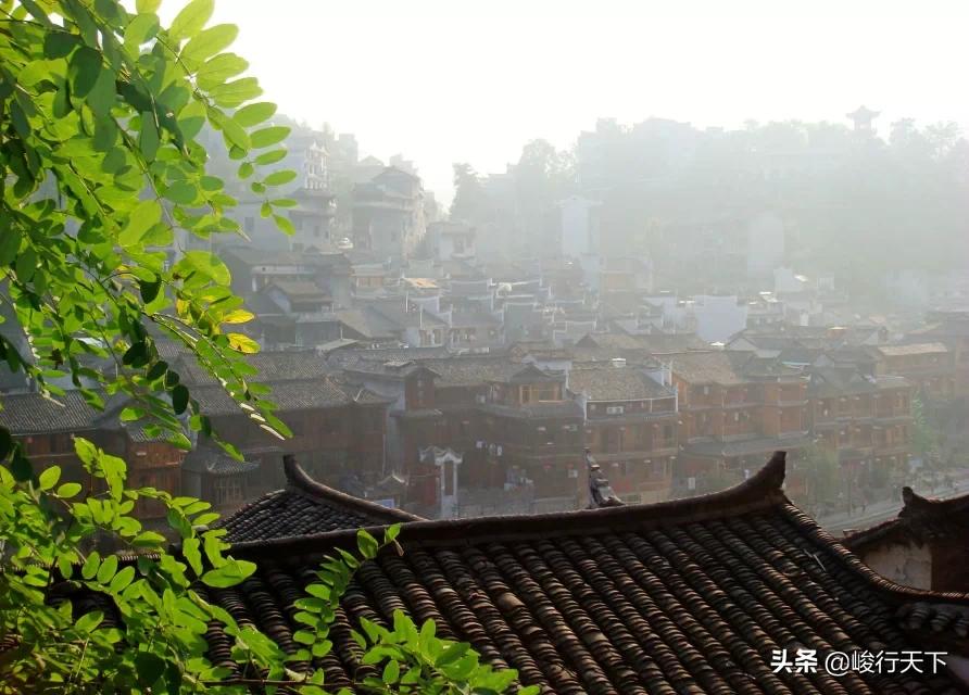 中国最美丽的小城，历经沧桑翘檐如翼的吊脚楼，缓缓流淌的沱江