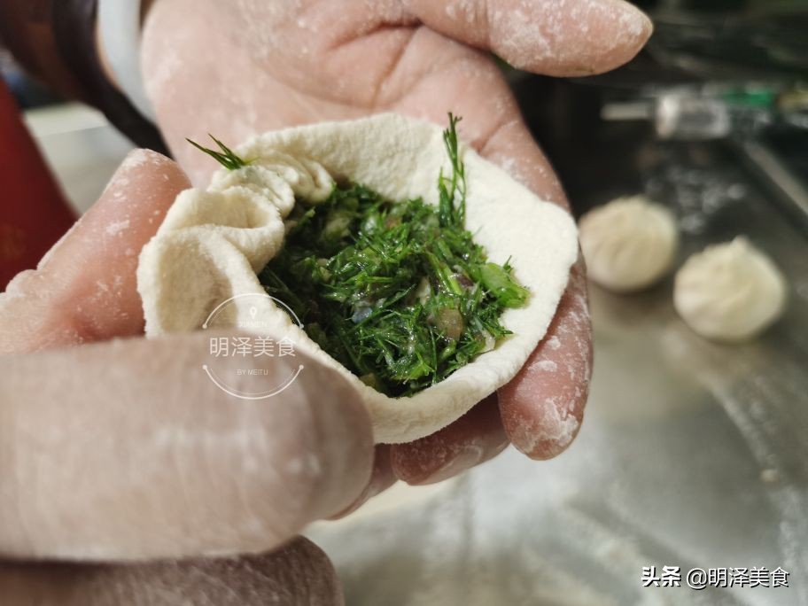 这种蔬菜很少生虫,用它做馅蒸包子,味道鲜香,我一次能吃四五个