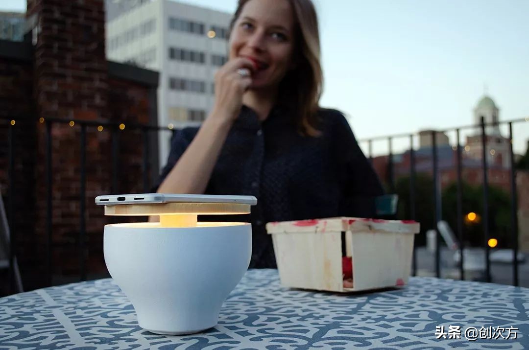 通过手机调节台灯亮度,能与手机连接控制亮度的台灯