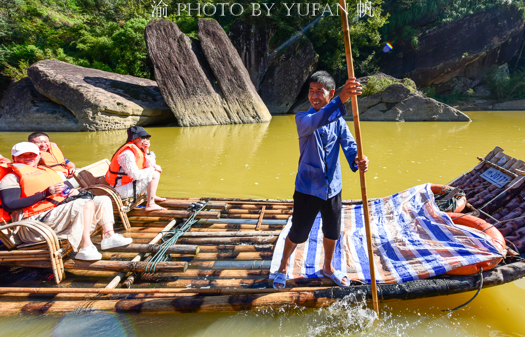 武夷山九曲溪撑筏人,武夷山九曲溪竹筏印象大红袍