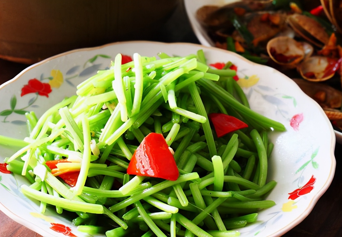 红薯藤的逆袭:曾被弃用来喂猪,如今成“蔬菜皇后”,3元一把