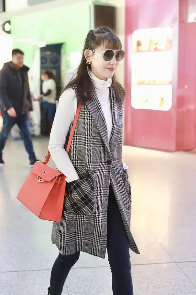 马蓉现身机场全黑造型墨镜遮面 (马蓉戴红围巾笑容满面获粉丝送花)