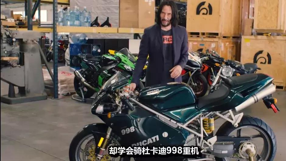 这个男人爱狗如命，颜值可以甩小李子几条街，你不知道的是......