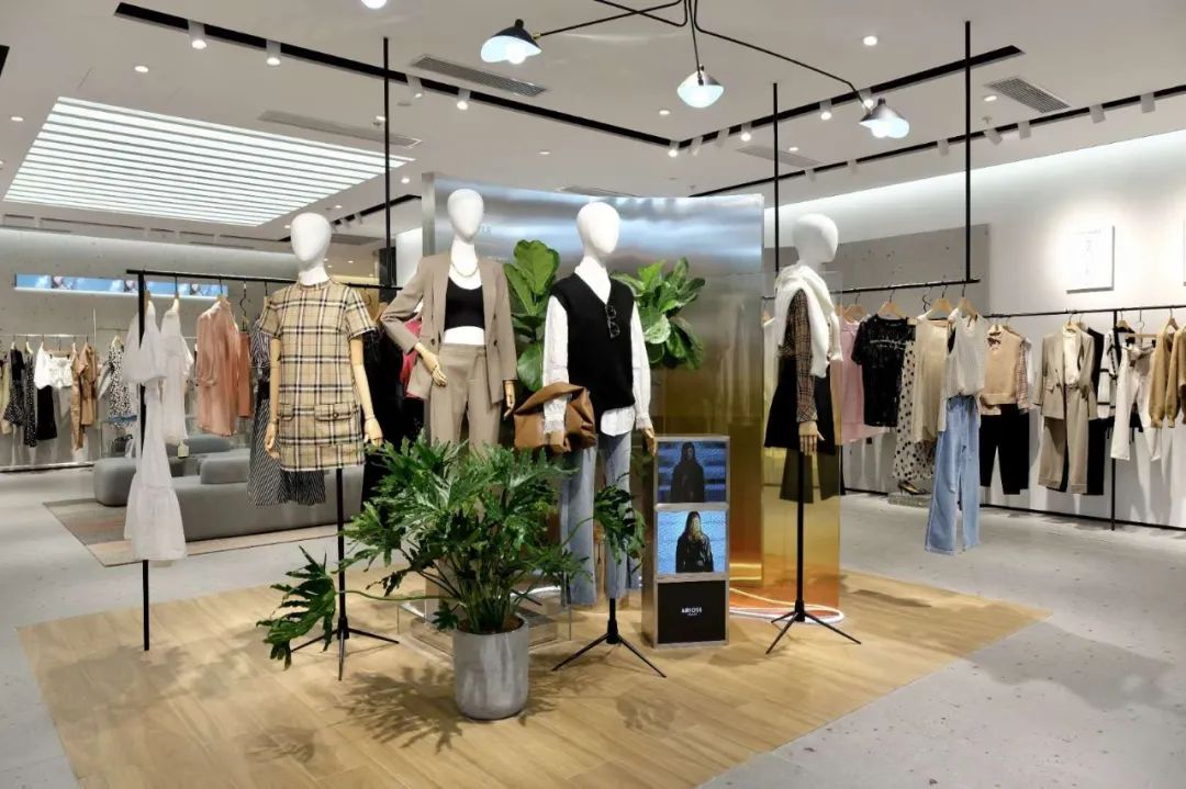 谁说服装店不行了？这个低调的女装却悄悄地开了1200多家店