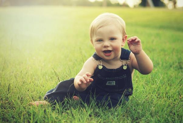 宝宝老是用头撞爸爸妈妈怎么回事,宝宝经常头撞墙壁是怎么回事