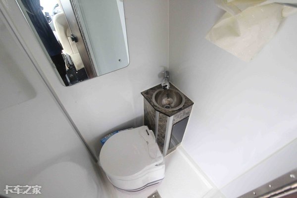 小两口开拖挂房车自驾游视频,成都小两口房车自驾游