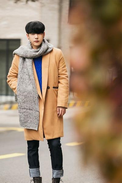 男生穿卡其色的风衣怎么搭,男生卡其色衣服内搭怎么搭配