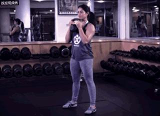 相扑哑铃深蹲的标准动作,哑铃深蹲标准动作