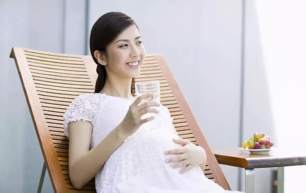 孕后期胎宝太活跃,胎宝会给孕妈带来哪些尴尬