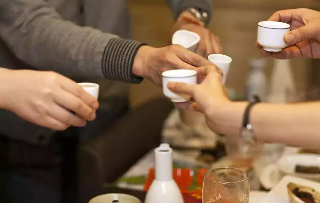 为啥别人倒茶要敲茶杯一下,为什么别人倒酒倒茶要敲两下