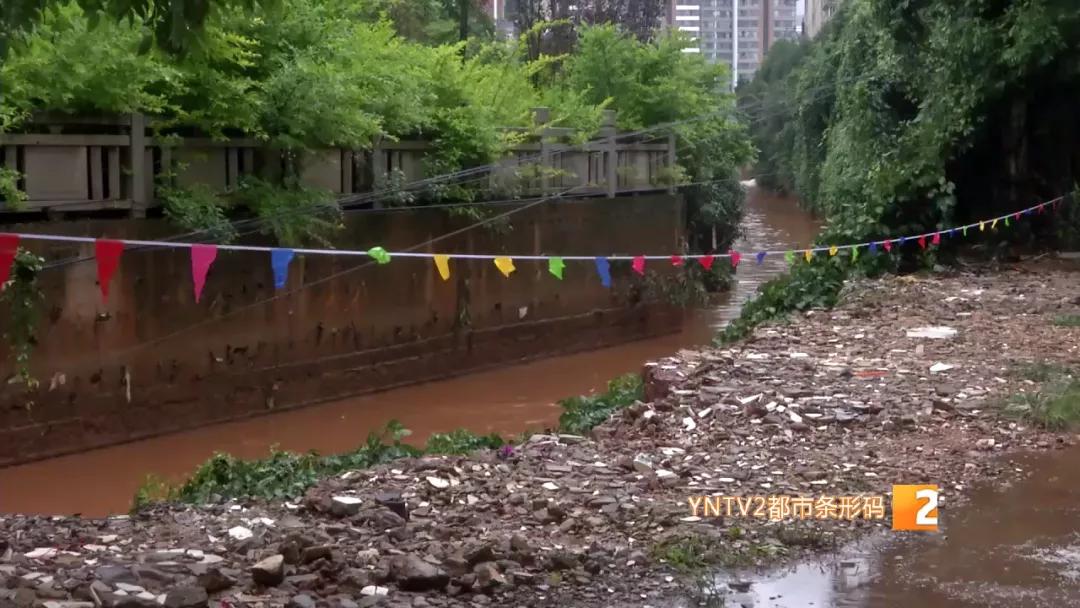 洪水涌入地下车库视频播放,洪水涌入地下停车场