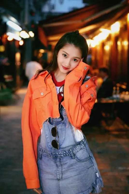 关晓彤穿镂空露脐装现身,关晓彤粉色薄纱露脐装