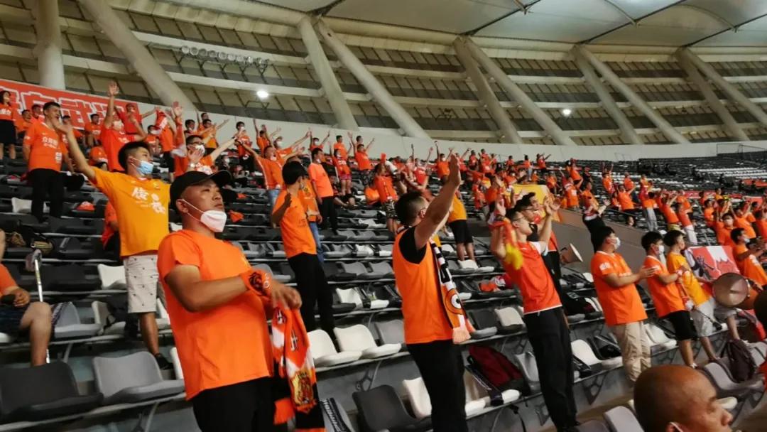 埃弗拉梅开二度含泪伤退武汉卓尔,gif埃弗拉补射破门卓尔领先永昌