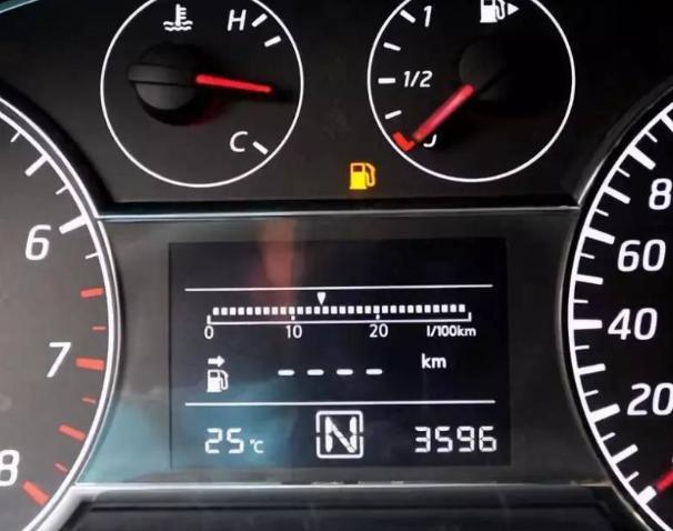 油表报警灯亮了还能跑多远,汽车油表灯报警后还能跑多少公里