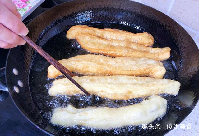 炸油条和面时可以加白糖和鸡蛋吗,面粉炸油条的做法家庭版