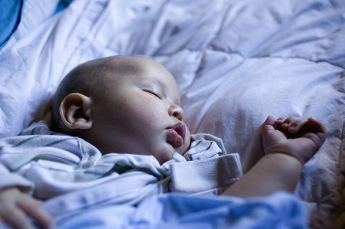 “吃neinei”，为了让孩子听话睡觉，奶奶让孙子吃自己的