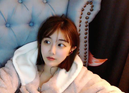 DOTA2:马甲直播带妹健身,老婆不但没生气还做起生意!